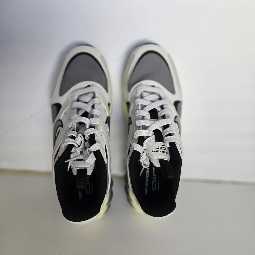 NEW, Nike Zoom Air Sneakers in Black and White.Size 7 1/2